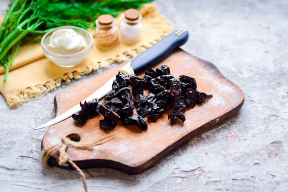 салат из свеклы с черносливом и грецкими орехами рецепт фото 4